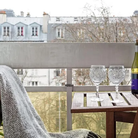 Vibrant Flat Overlooking St Martin Canal By Guestready * Parijs
